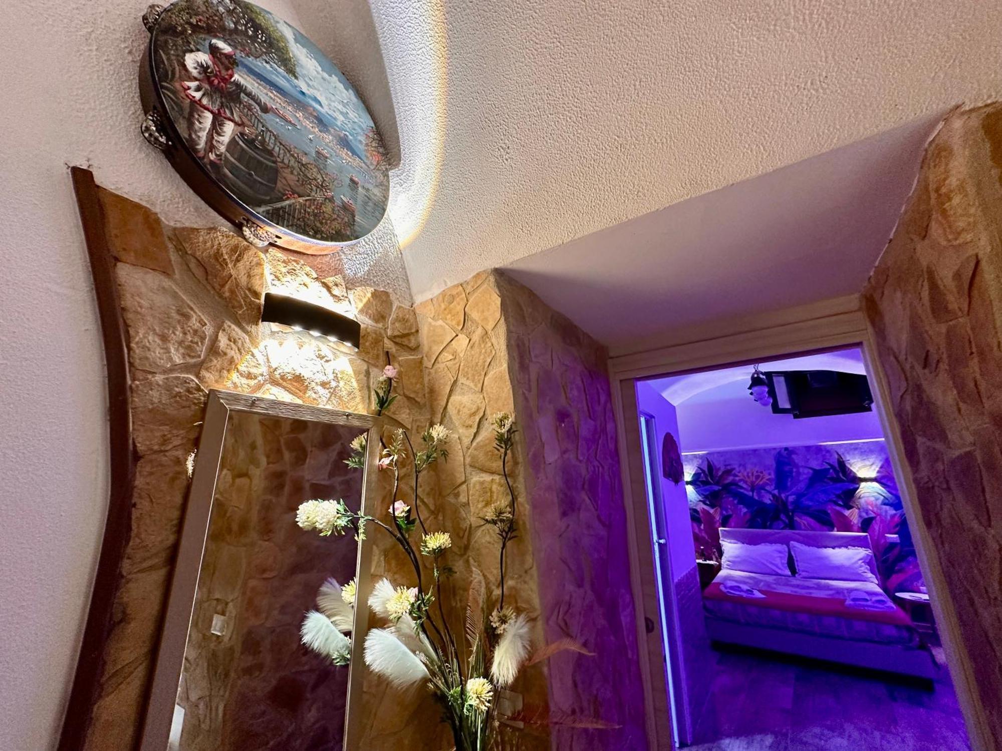 Window In The Stone Naples Hotel Exterior foto