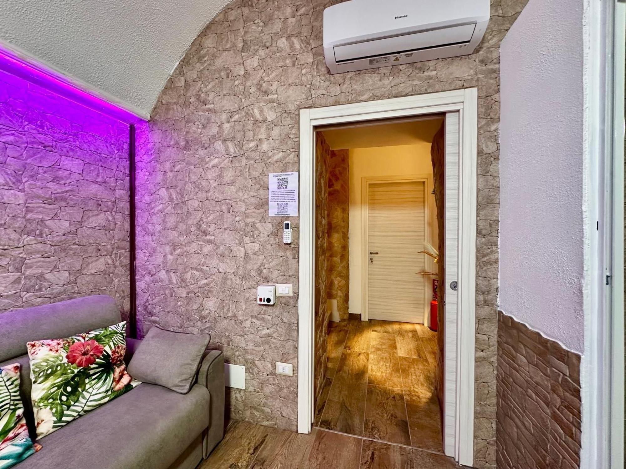 Window In The Stone Naples Hotel Exterior foto