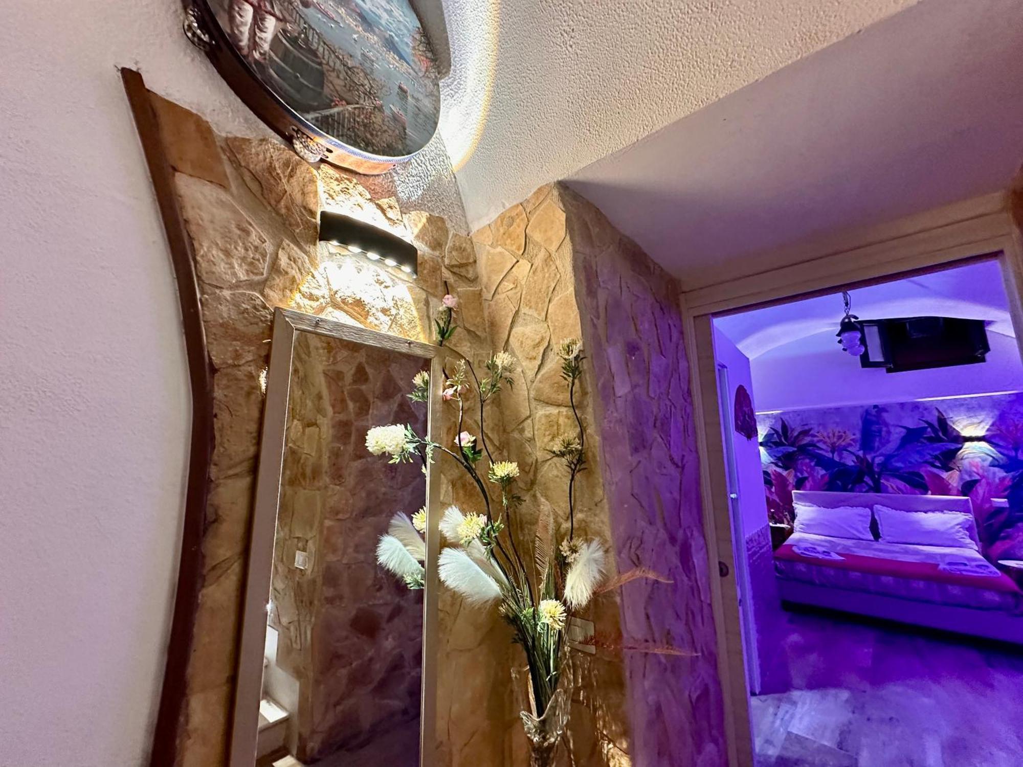 Window In The Stone Naples Hotel Exterior foto
